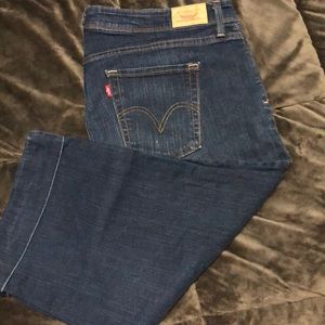 Perfectly shaping Levi capris